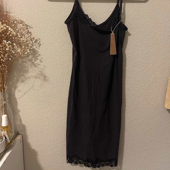 BRAND NEW SKIMS! Lace slip dress in black size M - Picture 3 of 6